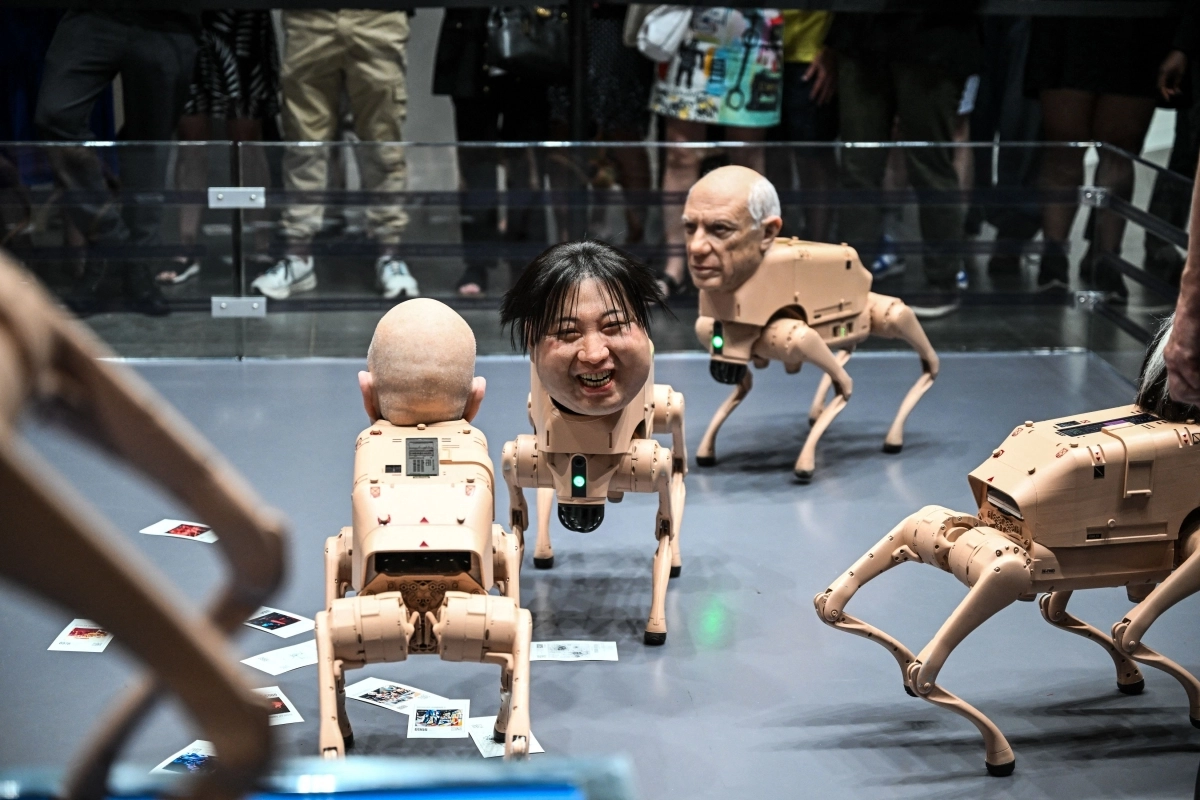 반인반수? 김정은 얼굴 달린 로봇 개의 정체는