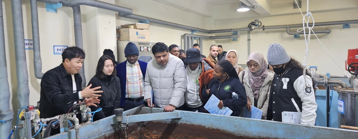 경북 경주시 수질연구동을 견학하고 있는 영남대 수자원관리 전공 유학생들. 경주시 제공