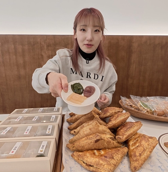 경북 안동시가 개발한 ‘안동찜닭파이’와 ‘하회탈 양갱’이 새로운 향토 디저트로 관심을 끌고 있다. 사진은 먹방 유튜버 히밥이 안동 디저트를 소개하는 모습. 안동시 제공