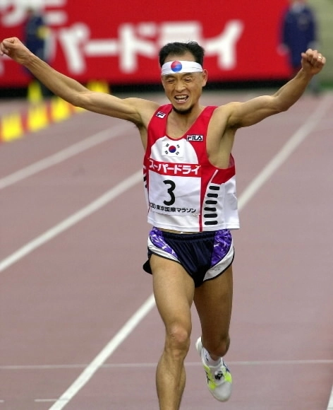 한국 기록은 2000년 이봉주의 일본 도쿄국제마라톤 2시간 7분 20초에 머물러 있다.  AP 연합뉴스