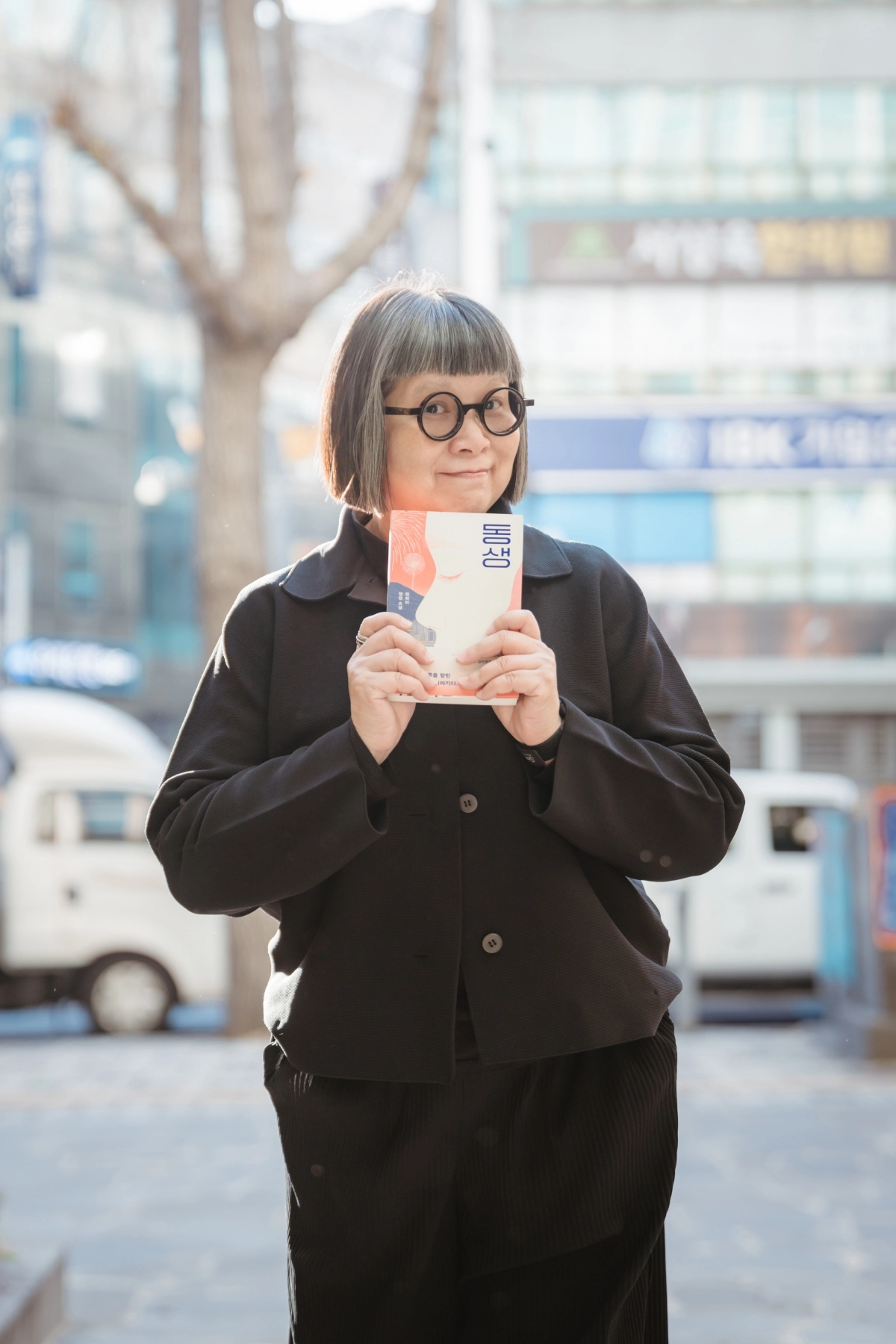 홍콩 출신으로 대만에서 활동하는 소설가 찬와이가 올해 국내 소개된 장편소설 ‘동생’(민음사)을 들어 보이며 환하게 웃고 있다. 민음사 제공