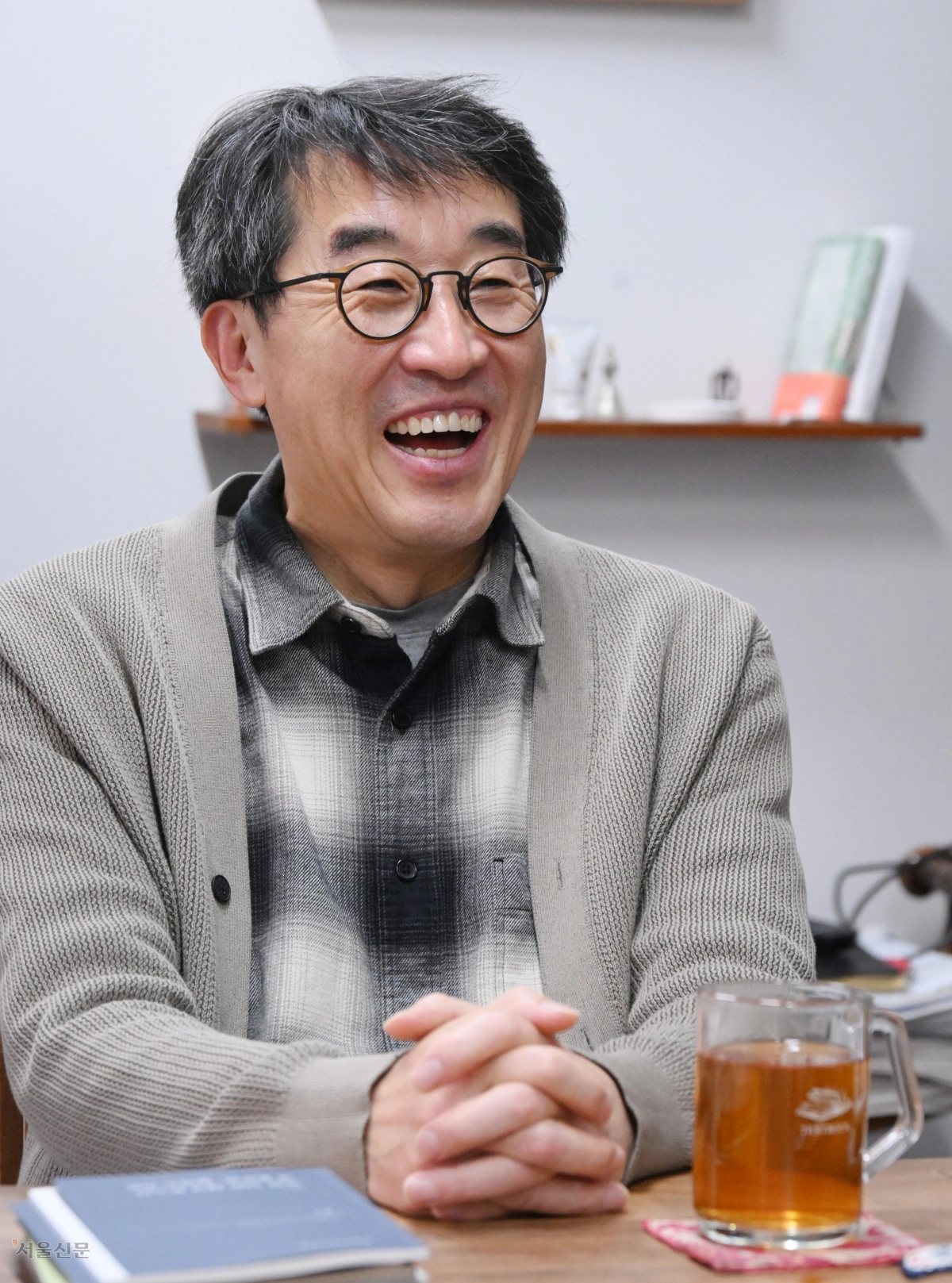 유민영 플랫폼 9¾ 대표는 2025년부터 전면화한 AI 탓에 사회·경제적 불안이 고조되지만 회복 탄력성을 확보하고 자신만의 스윙을 멈추지 않는다면 인류는 새 길을 열어 갈 것이라고 전망했다. 지난달 28일 서울 종로구 카페 ‘북살롱 텍스트북’에서 인터뷰하는 유 대표. 안주영 전문기자