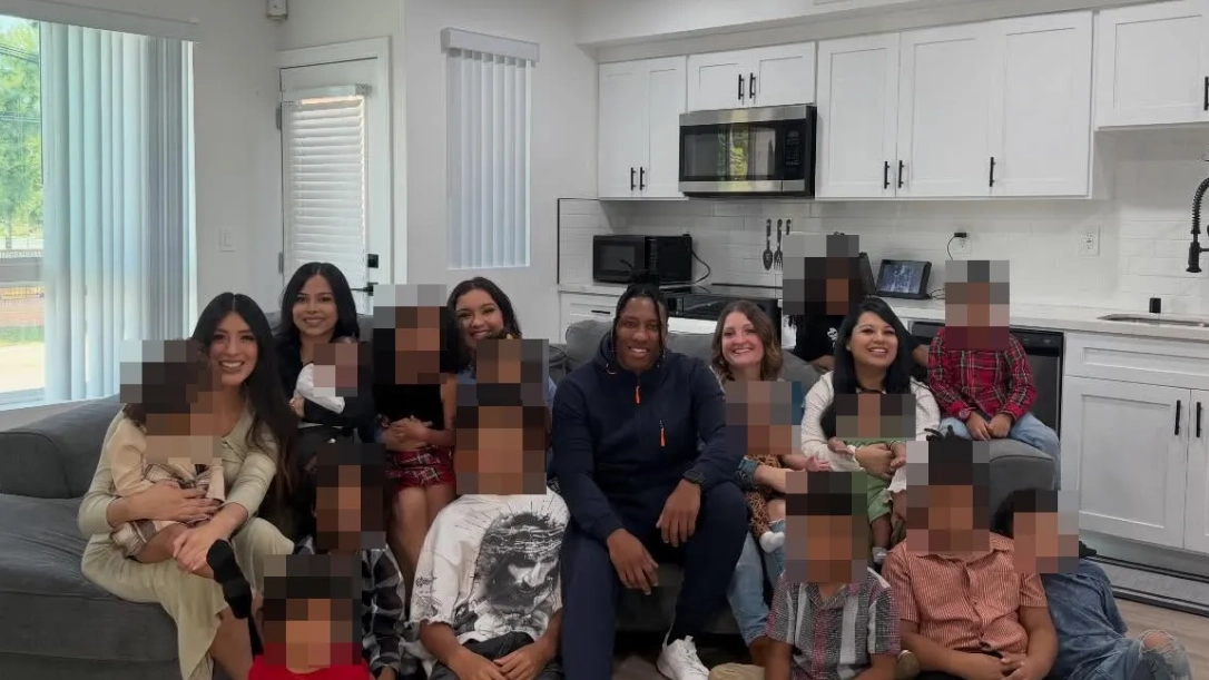 5명의 아내와 14명의 자녀와 한 지붕 아래 살아가는 한 남성의 사연이 눈길을 끌고 있다. 그는 자신이 ‘폴리아모리’라고 주장했다. 인스타그램 캡처