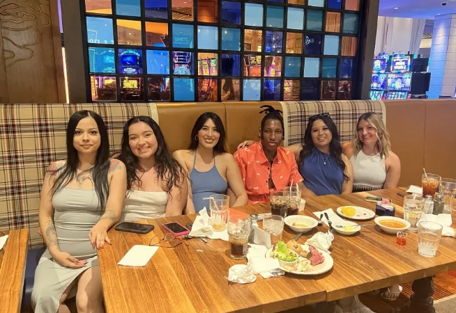 5명의 아내와 14명의 자녀와 한 지붕 아래 살아가는 한 남성의 사연이 눈길을 끌고 있다. 그는 자신이 ‘폴리아모리’라고 주장했다. 인스타그램 캡처