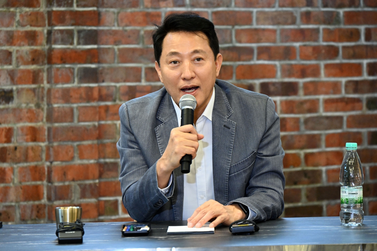 오세훈 서울시장이 7일(현지 시각) 말레이시아 쿠알라룸푸르에서 열린 기자단담회에서 질문에 답하고 있다. 서울시 제공