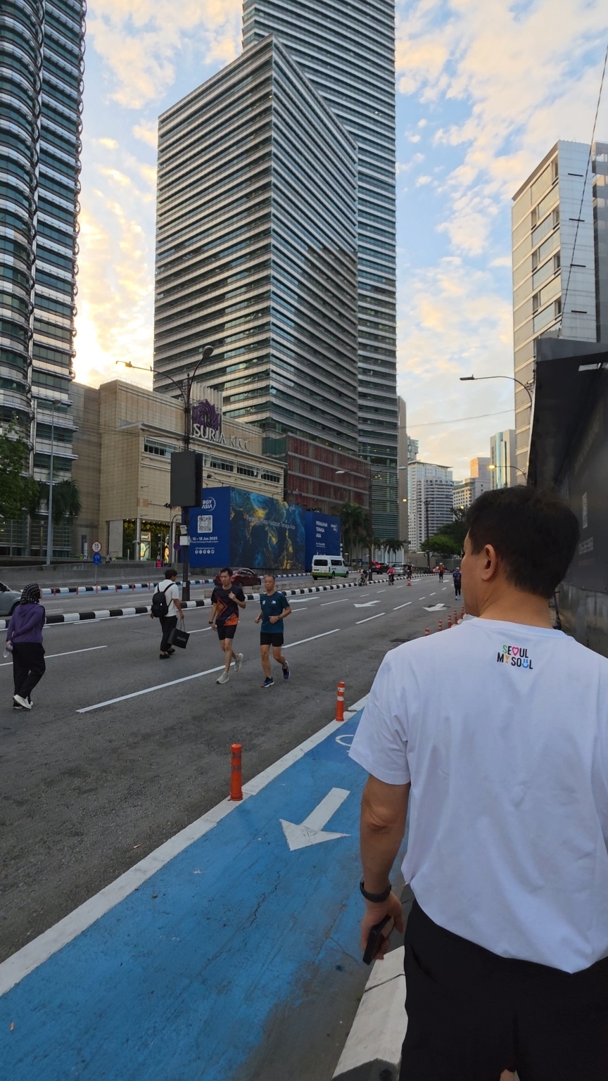 오세훈 서울시장이 7일(현지 시각) 오전 쿠알라룸푸르 ‘카프리 모닝(KL Car-Free Morning)’이 진행되고 있는 거리를 둘러보고 있다. 서울시 제공