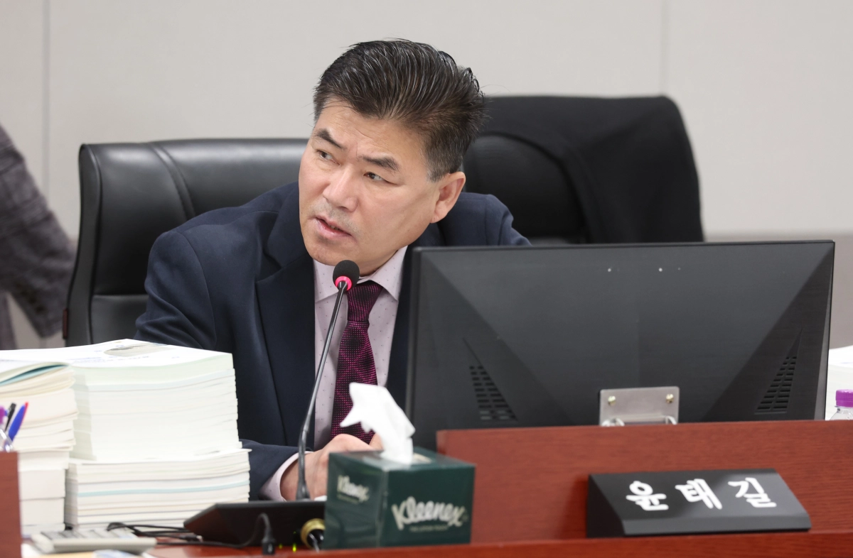윤태길 의원이 8일 2026년도 경기도 예산안 심사에서 질의하고 있다.(사진=경기도의회)