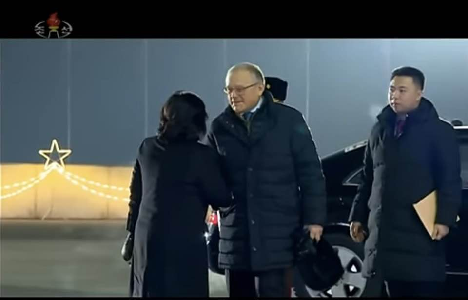 알렉산드르 마체고라(오른쪽) 주북 러시아 대사가 최선희 북한 외무상과 악수하고 있다. 페이스북 캡처