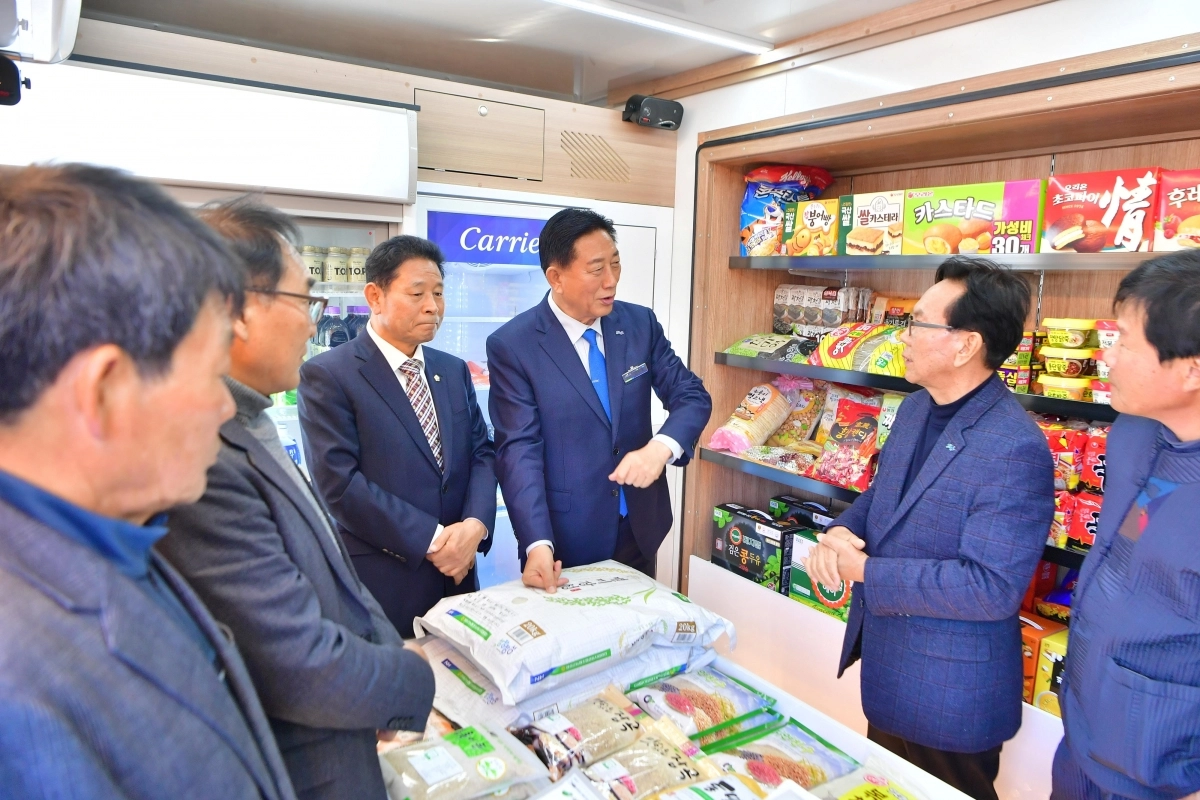 김한종 장성군수가 이동장터 차량 내부를 살펴보며 담소를 나누고 있다. (장성군 제공)