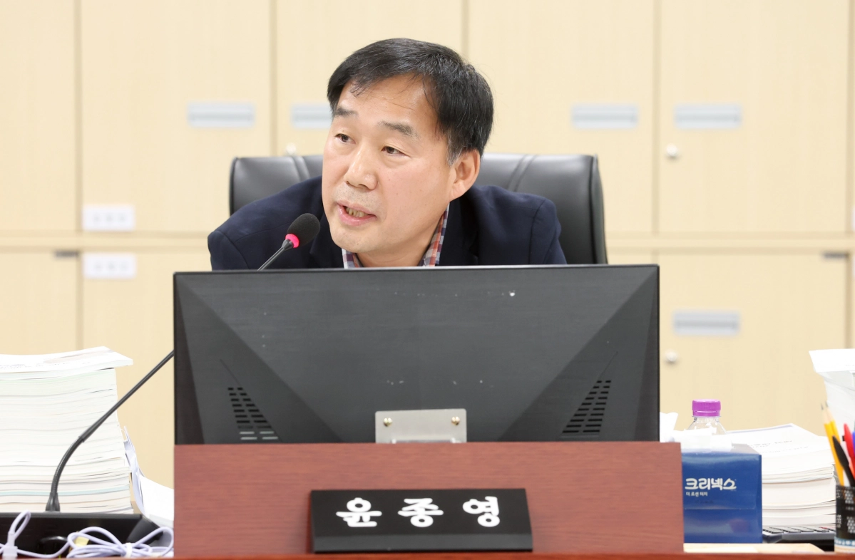 윤종영 의원이 8일 2026년도 경기도 대변인실 예산안 심사에서 질의하고 있다.(사진=경기도의회)