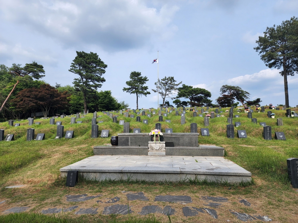 1980년 5·18민주화운동 당시 희생자들이 청소차와 수레에 실려 매장된 5·18구묘지 전경. 이한열 열사을 비롯한 민족민주열사가 안장된 상징적 공간으로 자리잡았다. 광주광역시 전경