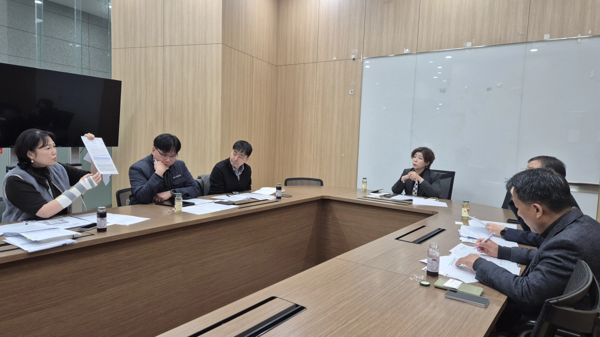 정경자 의원이 8일 한국장애인고용공단 경기지역본부 김정대 본부장과 경기도교육청 재무관리과, 지방공무원인사과와 함께 장애인 고용증진 협약을 위한 논의를 진행하고 있다.(사진=경기도의회)