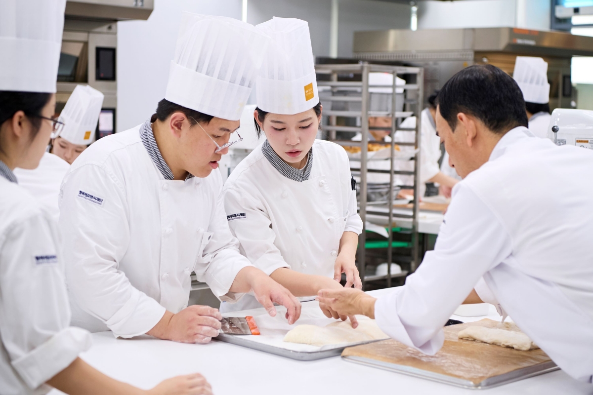 카페베이커리과 치아바타 반죽 상태에 대해 피드백 중인 백대진 워커힐호텔 조리팀장