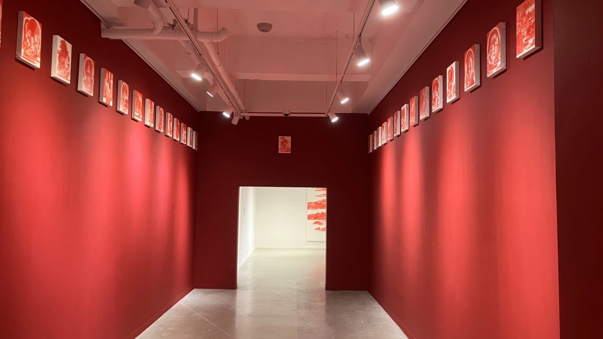 ‘붉은 산수’ 이세현 작가 작품이 전시된 광주 동곡뮤지엄 1층 전경. (동곡뮤지엄 제공)