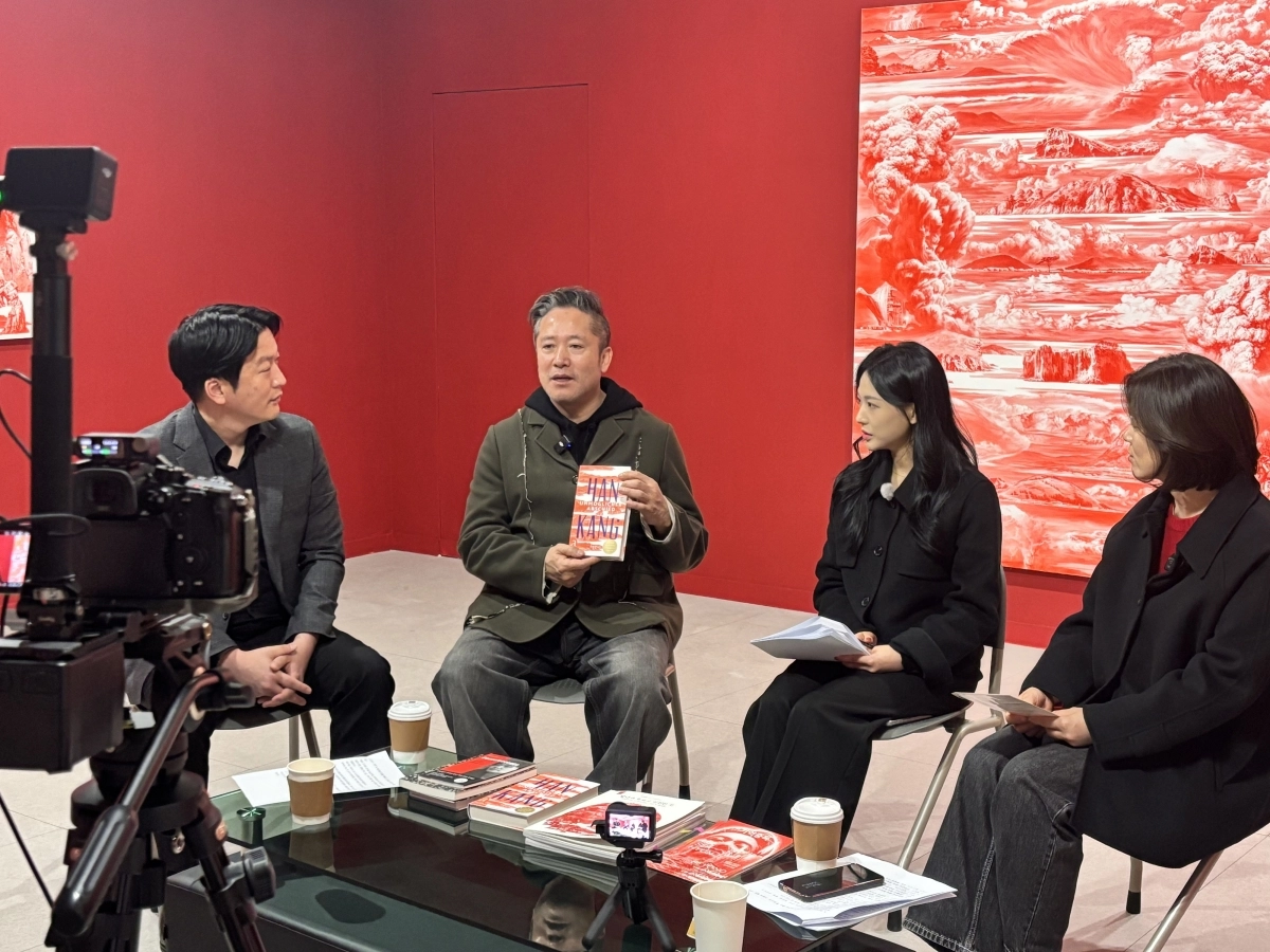 ‘붉은 산수’ 이세현 작가가 10일 광주 동곡뮤지엄 전시 개막을 앞두고 자신의 작품 세계에 대해 설명하고 있다. (동곡뮤지엄 제공)