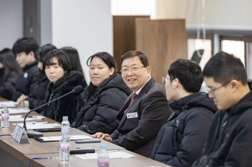 김경호 서울 광진구청장이 청년 행정아르바이트 참여자들과 대화하고 있다.   광진구 제공
