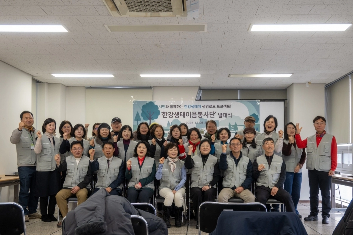 협약식에 이은 한강생태이음봉사단 발대식에서의 박춘선 의원(맨 앞줄 왼쪽에서 세 번째)