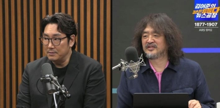 지난 8월 유튜브 방송 ‘김어준의 겸손은힘들다 뉴스공장’에 출연한 배우 조진웅(왼쪽).