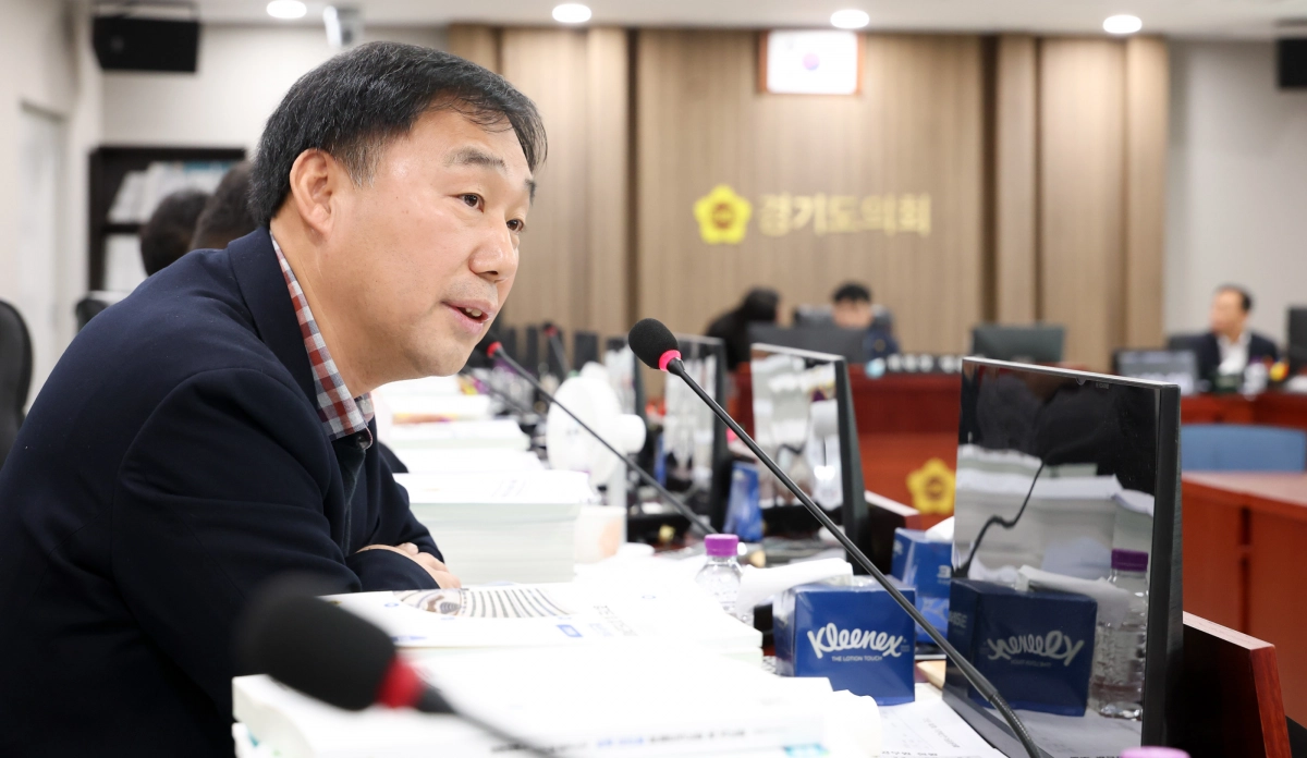 윤종영 의원이 8일 예산결산특별위원회 회의에서 질의하고 있다.(사진=경기도의회)