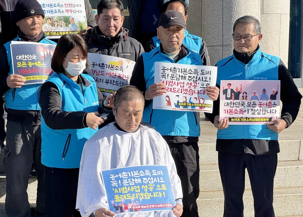 류경완 경남도의원(남해)이 9일 경남도의회 예산결산특별위원회가 열린 경남도의회 앞에서 상임위원회가 삭감한 남해군 농어촌 기본소득 도비 126억원 복원을 요청하며 삭발을 하고 있다. 2025.12.9. 연합뉴스