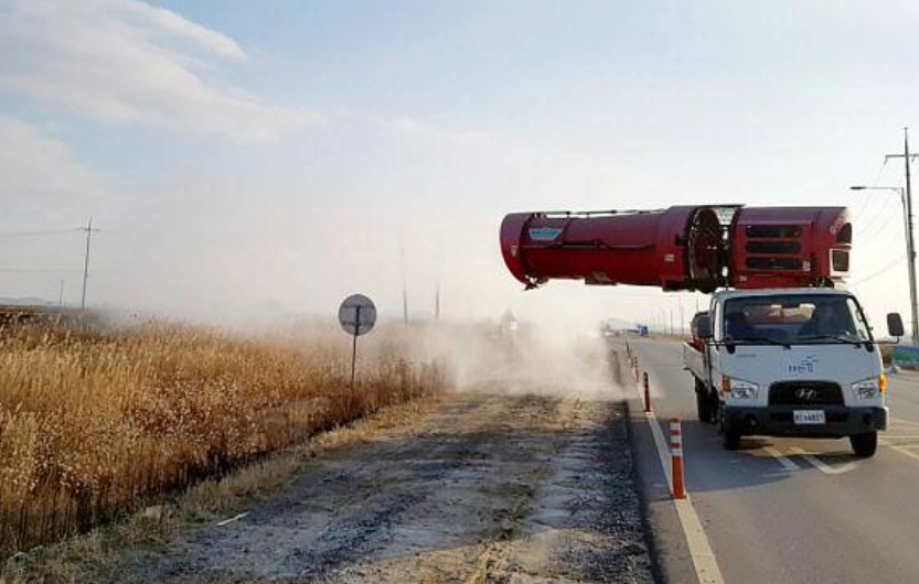 방역 차량이 조류 인플루엔자(AI) 예방을 위한 방역 소독을 하고 있다. 서울신문DB