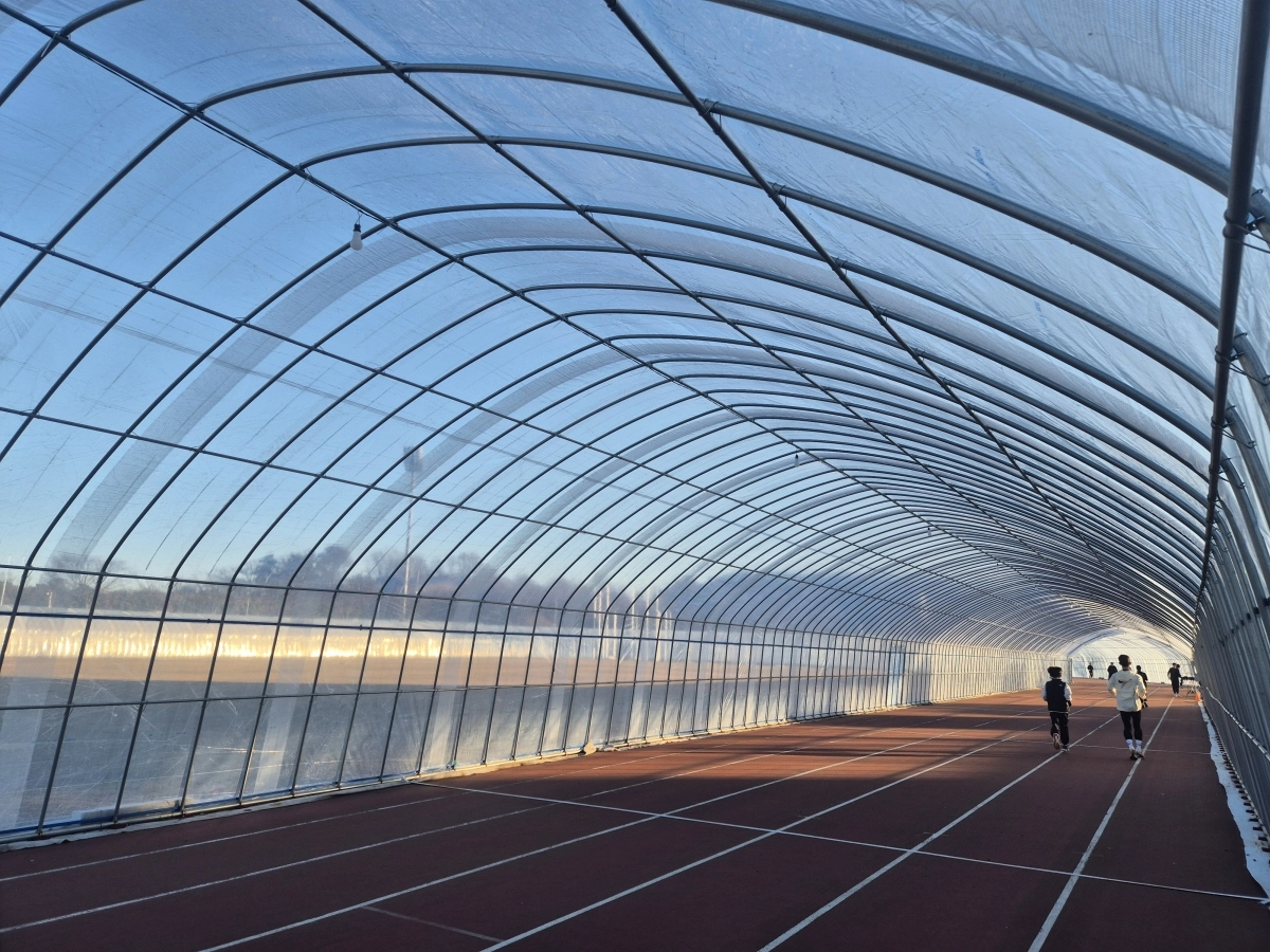 당진종합운동장 육상트랙 내 동계 비닐 터널에서 시민들이 운동하고 있다. 당진시 제공