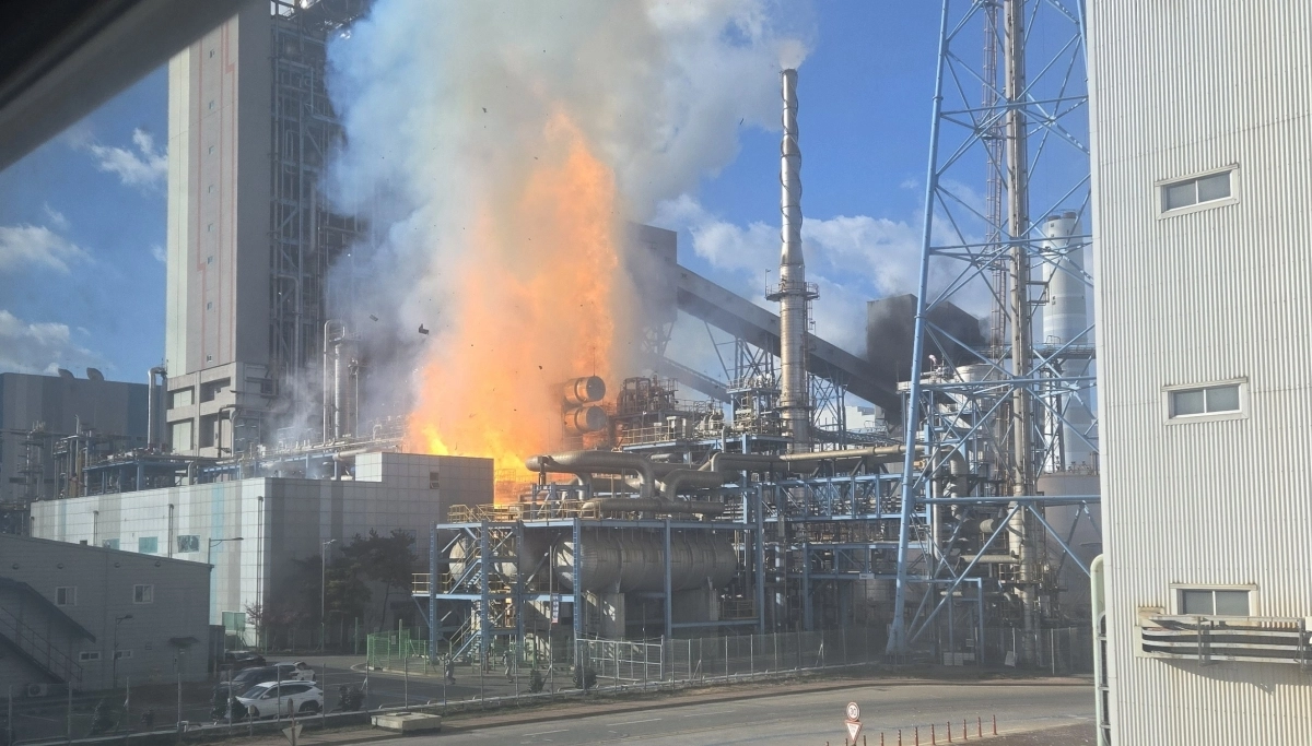 태안화력발전소 폭발 추정 화재… 외주직원 2명 부상