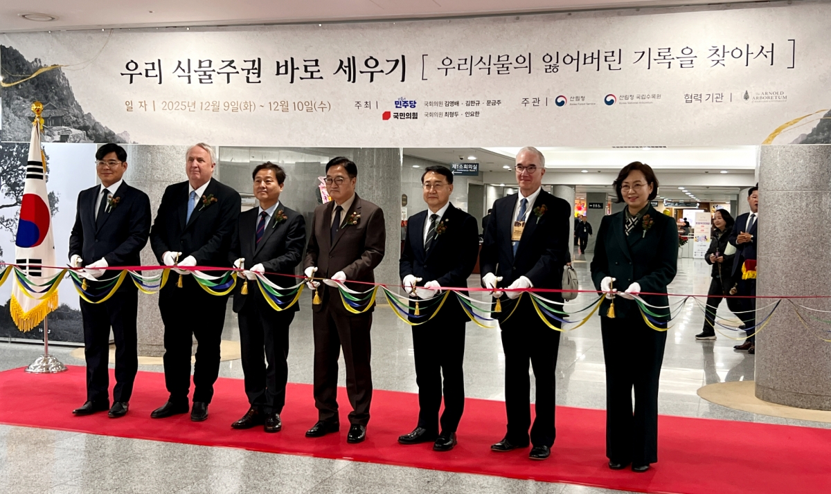 9일 서울 여의도 국회의원회관에서 열린 ‘우리 식물주권 바로 세우기: 우리식물의 잃어버린 기록을 찾아서’ 전시회 개막식에서 참석자들이 테이프 커팅을 하고 있다. 왼쪽부터 임영석 국립수목원장, 인요한·김영배 의원, 우원식 국회의장, 김인호 산림청장, 윌리엄 프리드먼 하버드대 아놀드수목원장, 백선희 의원.