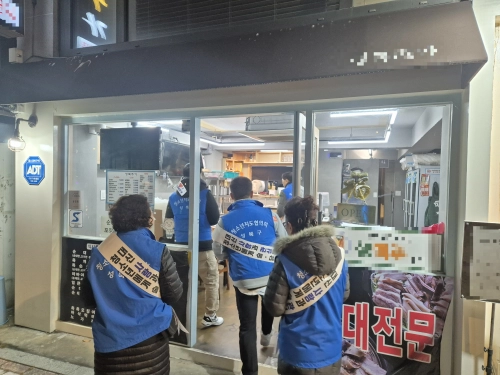 서울 성북구 청소년 유해환경 개선 캠페인에 참여한 청소년 지도위원들이 한 음식점을 찾아 주류 판매 금지 준수 여부 등을 확인하고 있다. 성북구 제공