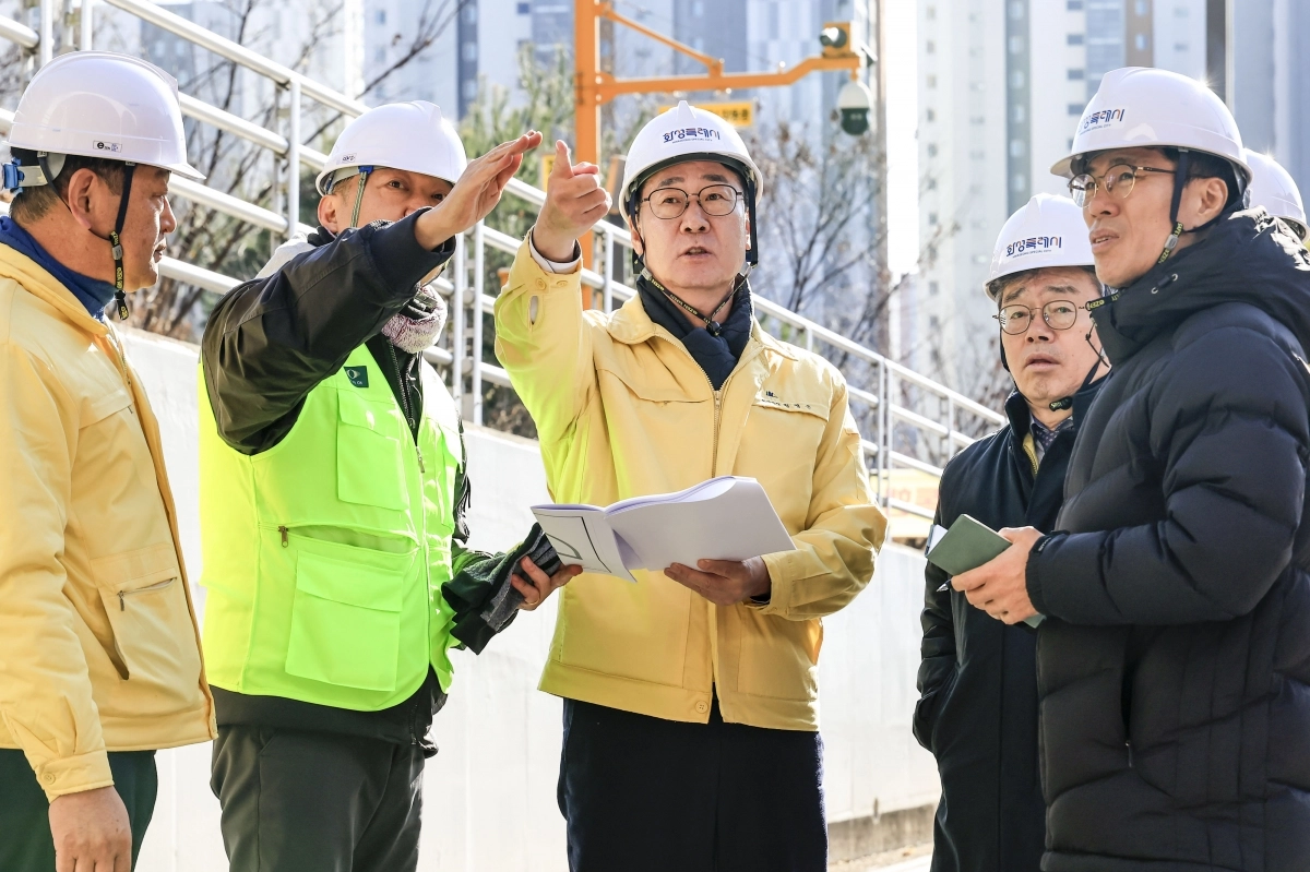 정명근 화성시장이 동탄숲 생태터널 현장을 점검하고 있다. (화성시 제공)