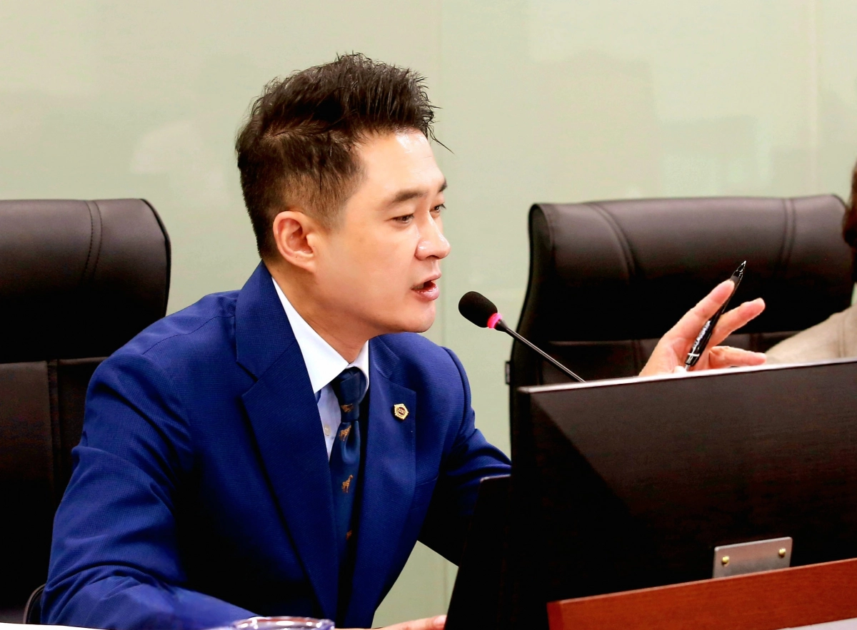 전석훈 의원이 8일 예산결산특별위원회 2026년도 예산안 심사에서 질의하고 있다.(사진=경기도의회)