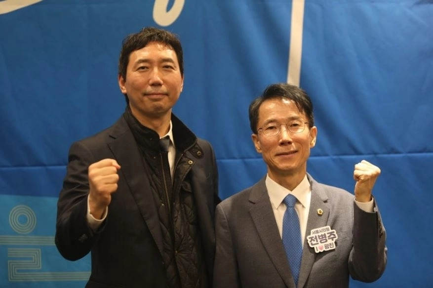 이정헌 국회의원(오른쪽)과 전병주 서울시의원