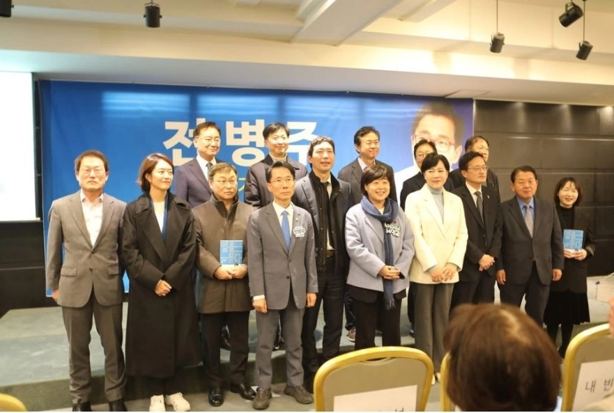 지난 7일 열린 ‘전병주의 길과 철학, 그리고 사람들 - 길을 묻다’ 출판기념회에서 참석자들이 기념촬영을 하고 있다.