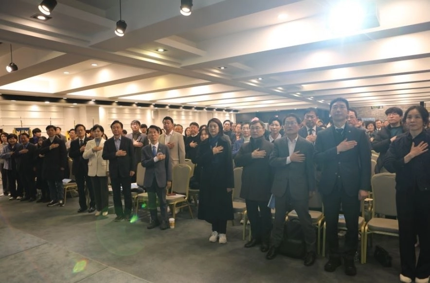 지난 7일 열린 ‘전병주의 길과 철학, 그리고 사람들 - 길을 묻다’ 출판기념회에서 참석자들이 국기에 대한 경례를 하고 있다.