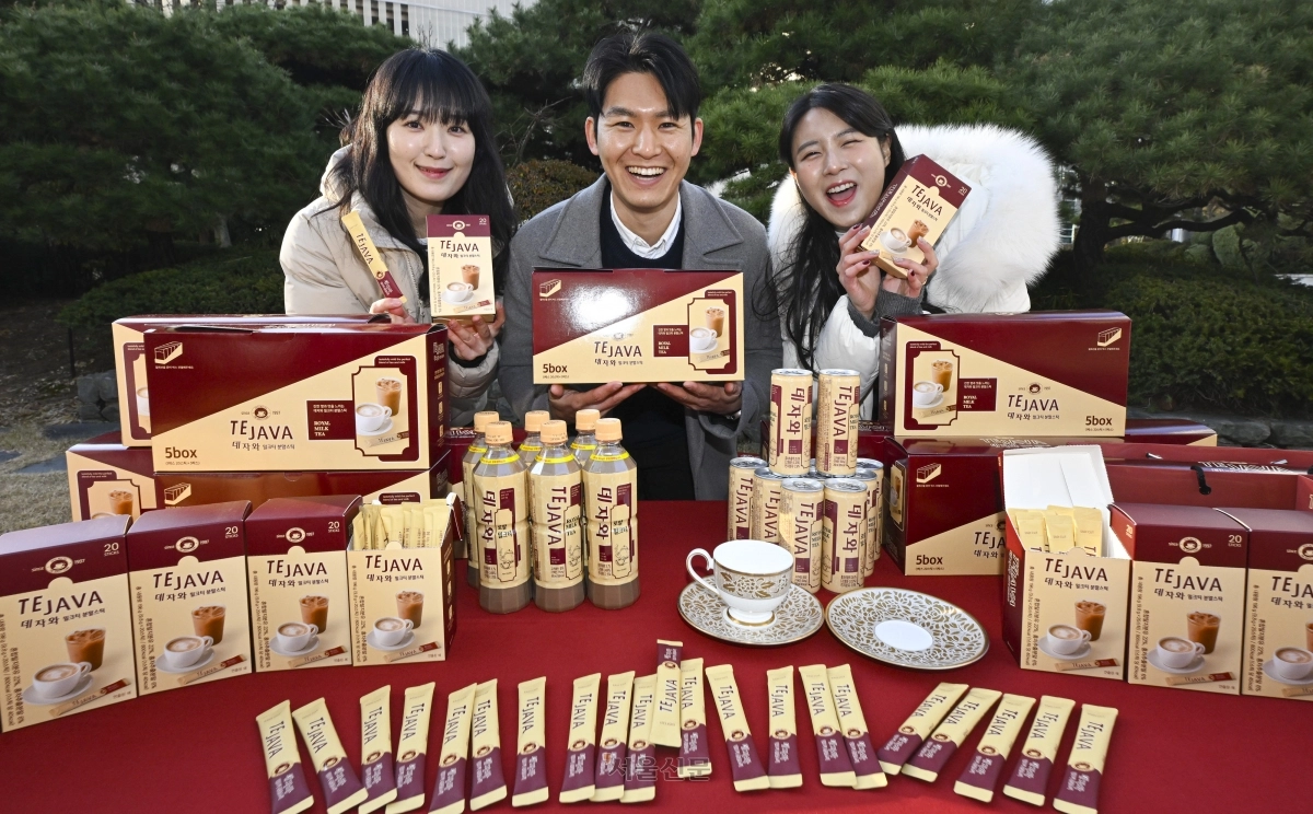 9일 서울 동대문구 동아오츠카 서울사무소에서 모델들이 국내 최초 밀크티 브랜드 ‘데자와’ 분말 스틱을 선보이고 있다. 1997년 출시한 오리지널 밀크티 브랜드 ‘데자와’의 분말 스틱은 휴대가 간편하며, 찬물에도 잘 녹아 사계절 내내 따뜻하거나 시원하게 즐길 수 있다. 2025.12.9 이지훈 기자