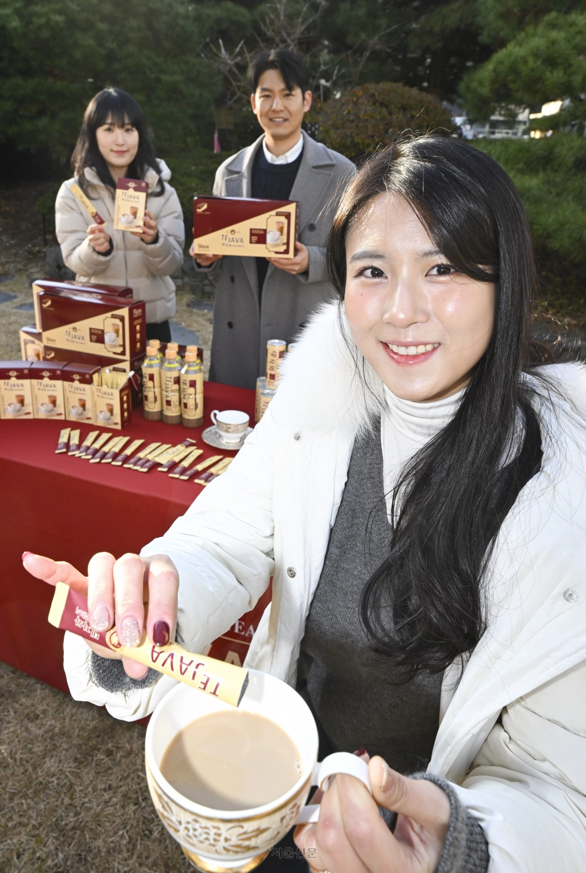 9일 서울 동대문구 동아오츠카 서울사무소에서 모델들이 국내 최초 밀크티 브랜드 ‘데자와’ 분말 스틱을 선보이고 있다. 1997년 출시한 오리지널 밀크티 브랜드 ‘데자와’의 분말 스틱은 휴대가 간편하며, 찬물에도 잘 녹아 사계절 내내 따뜻하거나 시원하게 즐길 수 있다. 2025.12.9 이지훈 기자