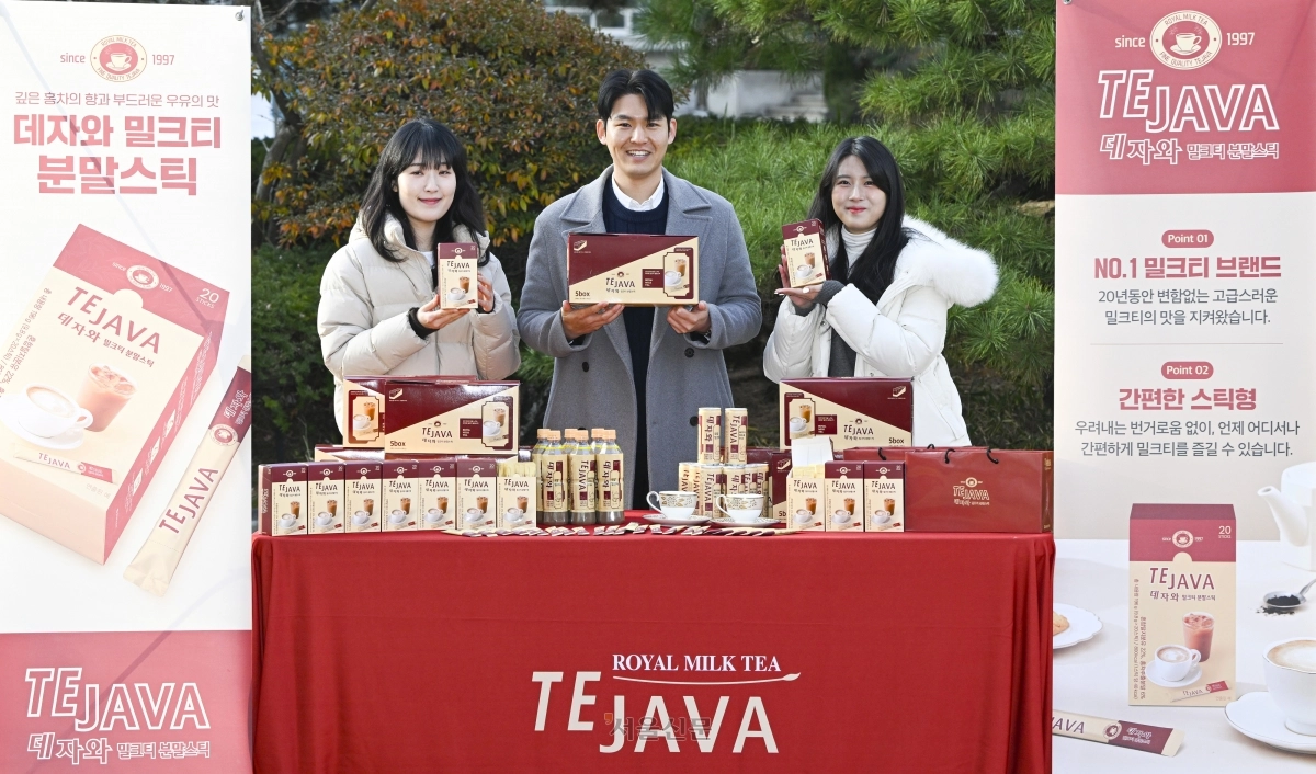 9일 서울 동대문구 동아오츠카 서울사무소에서 모델들이 국내 최초 밀크티 브랜드 ‘데자와’ 분말 스틱을 선보이고 있다. 1997년 출시한 오리지널 밀크티 브랜드 ‘데자와’의 분말 스틱은 휴대가 간편하며, 찬물에도 잘 녹아 사계절 내내 따뜻하거나 시원하게 즐길 수 있다. 2025.12.9 이지훈 기자