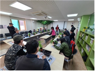 서울 강북구 주민들이 서울강북지역자활센터 디딤돌사업단의 프로그램에 참여하고 있다. 강북구 제공