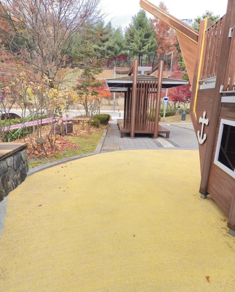 고압세척으로 정비 완료된 보물선어린이공원(용인시 제공)