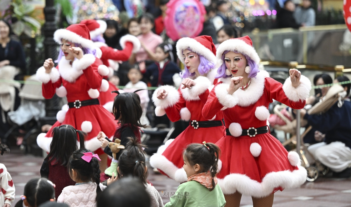 9일 서울 송파구 롯데월드 어드벤처에서 이용객들이 ‘해피 크리스마스 퍼레이드’를 관람하며 즐거운 시간을 보내고 있다. 2025.12.9 이지훈 기자