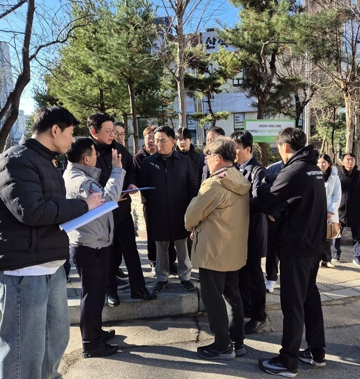 양승호 금천경찰서장과 합동현장점검에 나선 최기찬 서울시의원 및 관계기관들