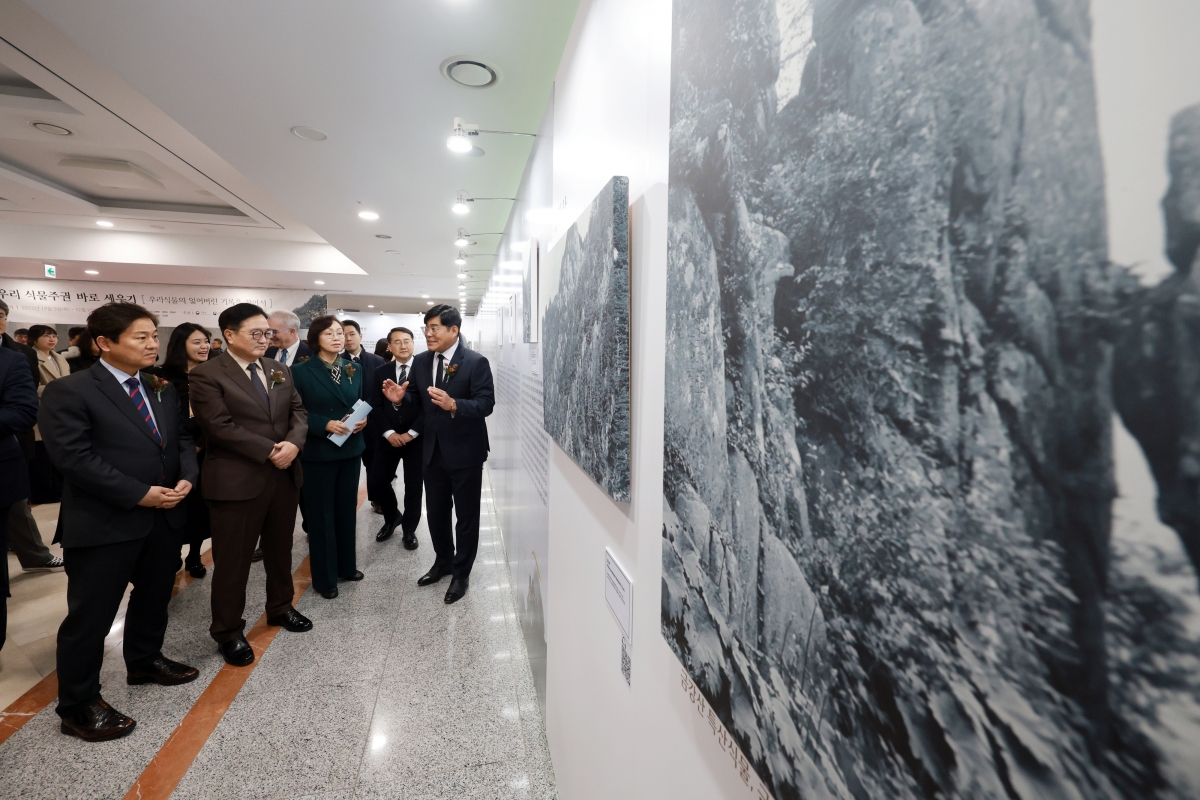 ‘잃어버린 우리 식물’ 관람하는 우원식 의장