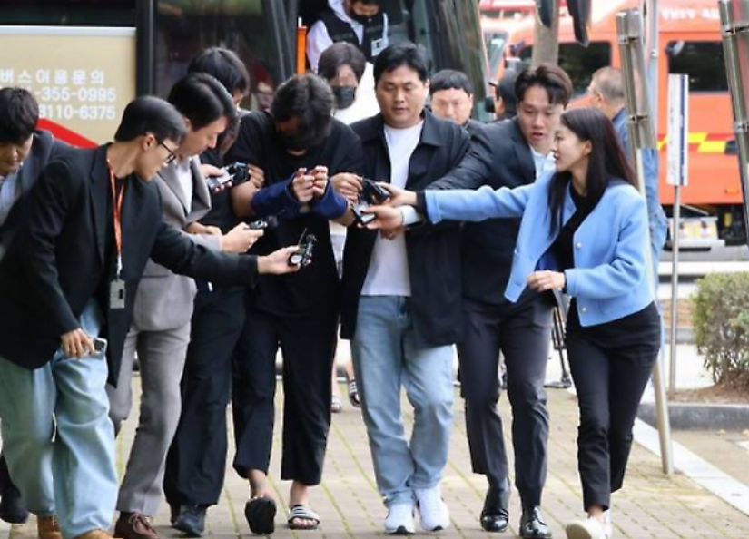 지난 10월 20일 충남경찰청에서 사기 혐의로 수사받는 캄보디아 송환 피의자들이 충남 홍성 대전지법 홍성지원에서 구속 전 피의자심문(영장실질심사)을 받기 위해 법원에 들어서고 있다. 연합뉴스