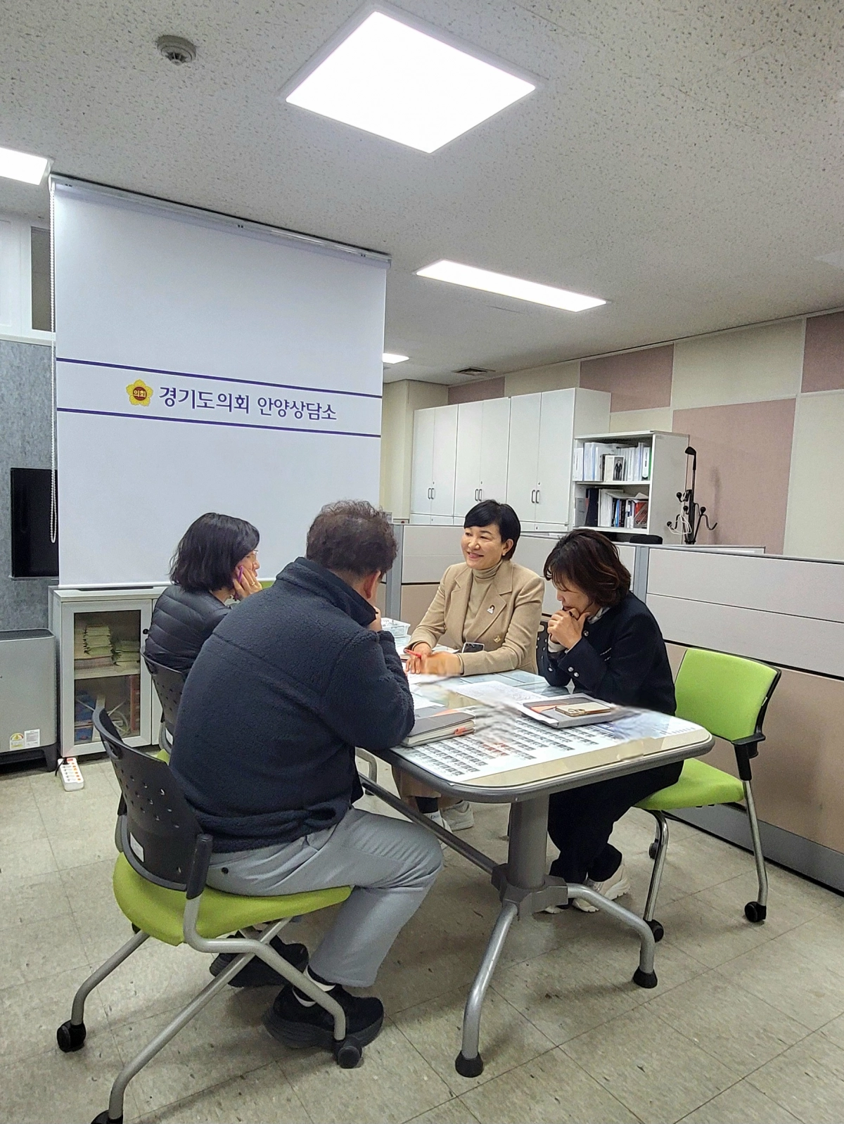이채명 의원이 9일 의회 안양상담소에서 호계동 지역 대중교통 노선 조정과 관련해 운수업체 및 안양시 대중교통과와 협의하고 있다.(사진=경기도의회)