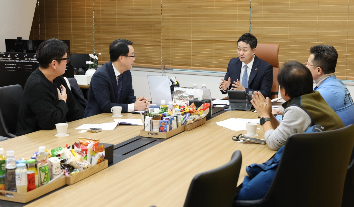 김진경 의장이 9일 경기도 중고차 딜러협회 관계자들과 간담회를 갖고, 무자격 브로커와 허위·과장 매물로 인한 소비자 피해를 줄이기 위한 중고차 매매 전문 자격제 관련해 현장의견을 청취하고 있다.(사진=경기도의회)