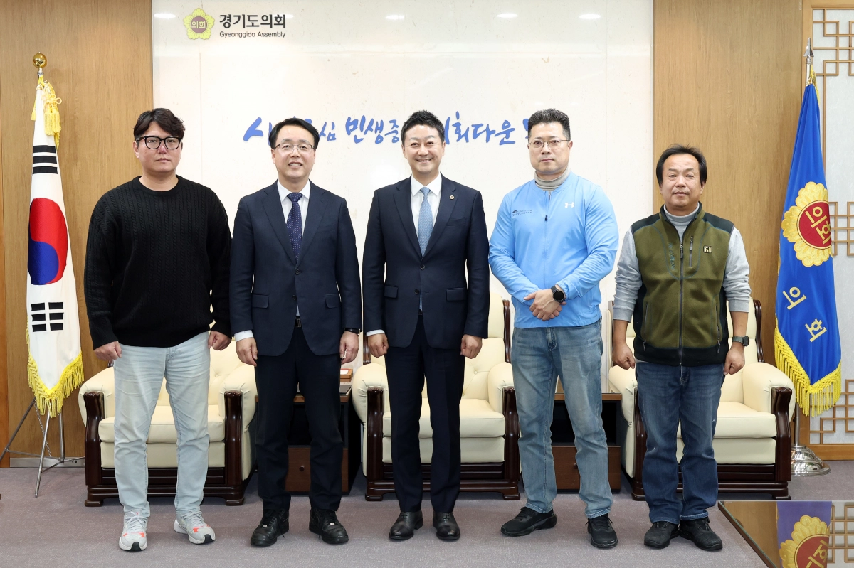 김진경 의장이 정기열 전 도의회 의장, 김지호 경기도 중고차 딜러협회장 등과 함께 중고차 매매 전문 자격제도 도입 필요성에 대해 의견을 나눈 뒤 기념촬영을 하고 있다.(사진=경기도의회)