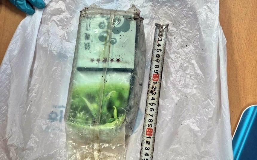 9일 제주시 우도면 해안가에서 발견된 ‘차’(茶) 봉지 위장 마약. 2025.12.9 제주지방해양경찰청 제공