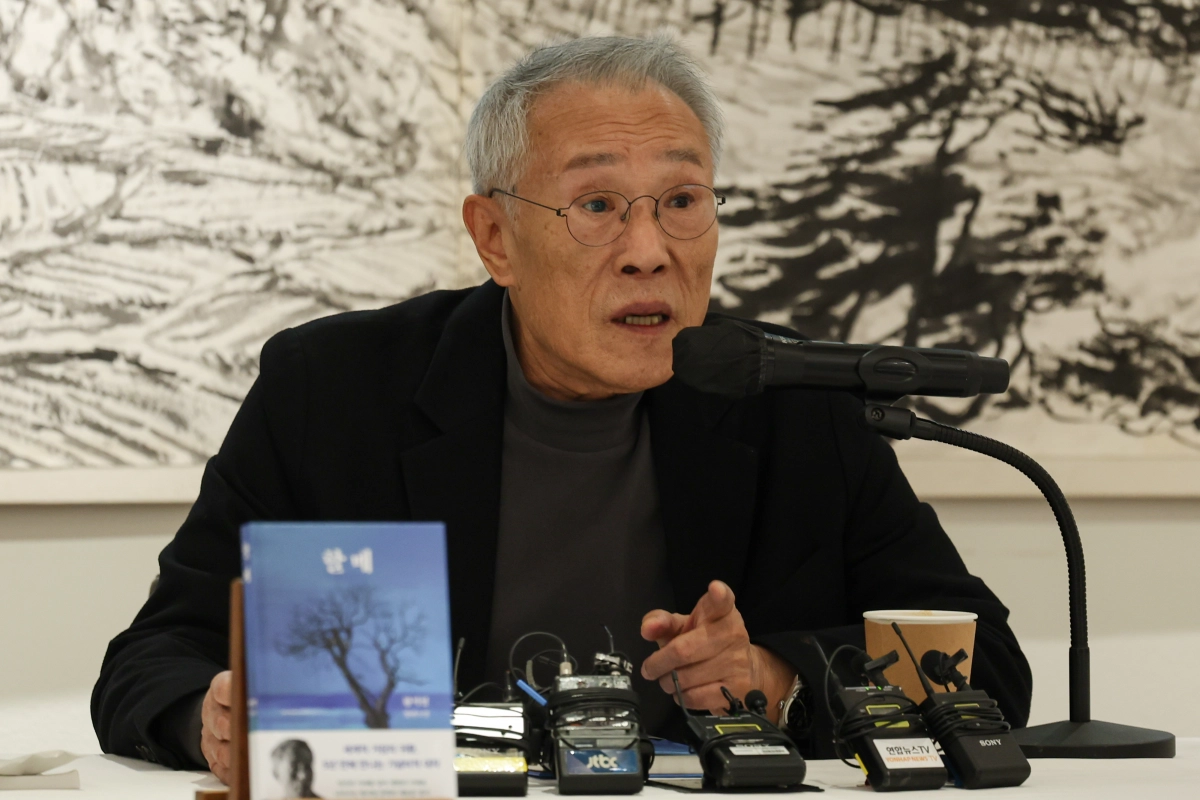 작가 황석영이 9일 서울 중구의 한 한식당에서 열린 기자간담회에서 5년 만에 내놓은 장편소설 ‘할매’를 소개하고 있다. 그는 “미수(米壽·88세)까지는 글을 쓸 것”이라면서 “소설이 너무 힘들면 일기라도 죽을 때까지, 현역으로 노작가의 노릇을 해낼 것”이라고 말했다. 연합뉴스