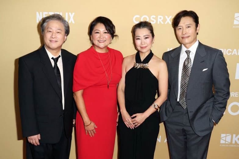 할리우드 한국계 영화인 단체 ‘KALH’가 지난 7일(현지시간) 미국 LA 소피텔 베벌리힐스에서 개최한 ‘KALH 아너스’ 시상식에서 수상자들이 사진을 찍고 있다. 왼쪽부터 박찬욱 감독, 킴버 림 KALH 창립자, 매기 강 감독, 배우 이병헌. 연합뉴스