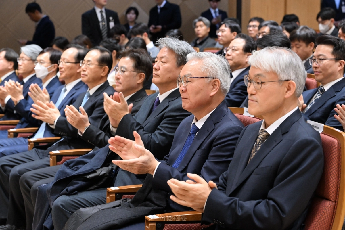 9일 서울 서초구 서울법원종합청사에서 열린 ‘국민을 위한 사법제도 개편 공청회’에서 참석자들이 박수를 치고 있다. 오른쪽부터 천대엽 법원행정처장·김선수 전 대법관·최봉경 한국법학교수회장·이진수 법무부 차관. 도준석 전문기자